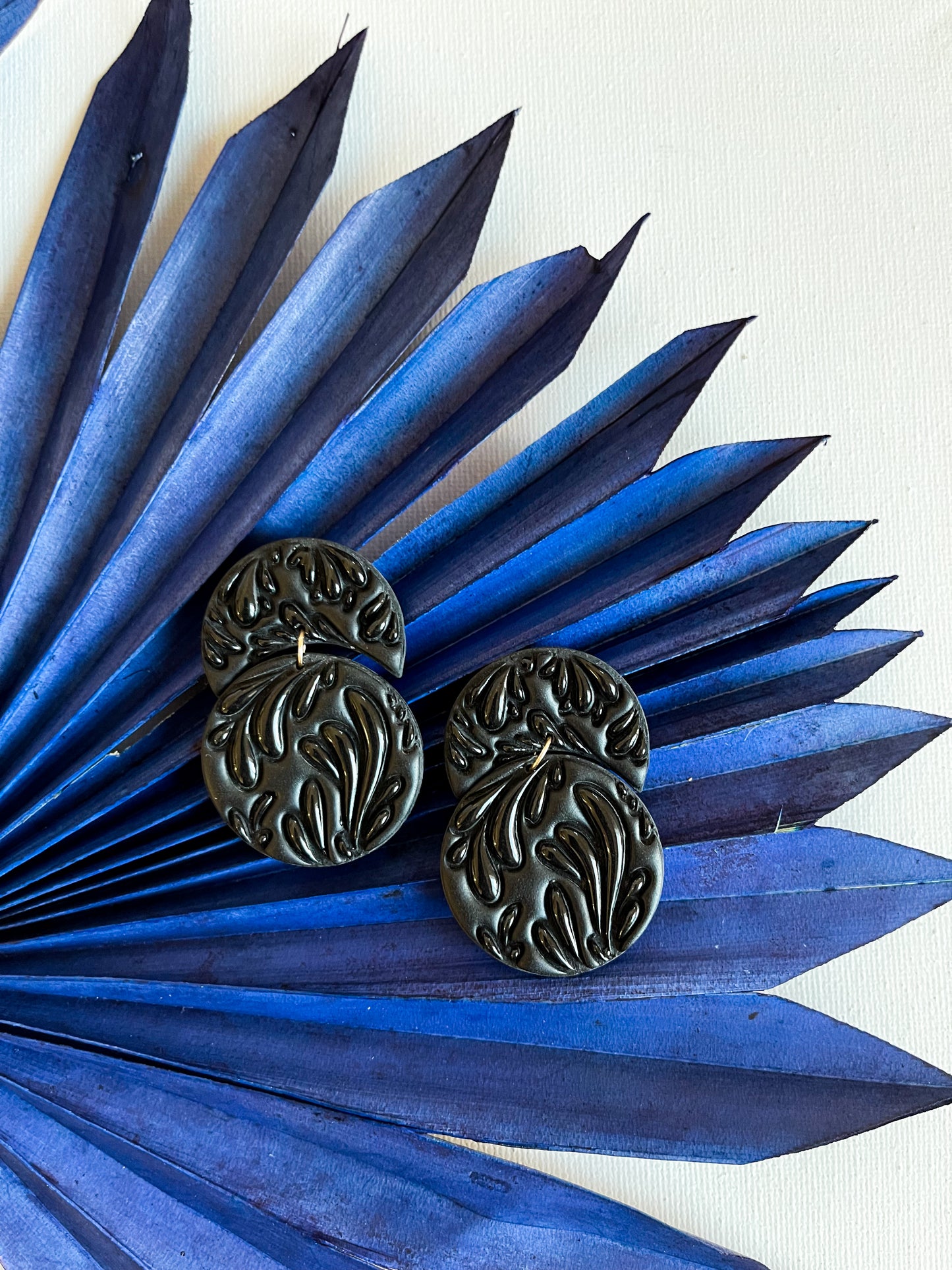 Talavera Negra Dangles